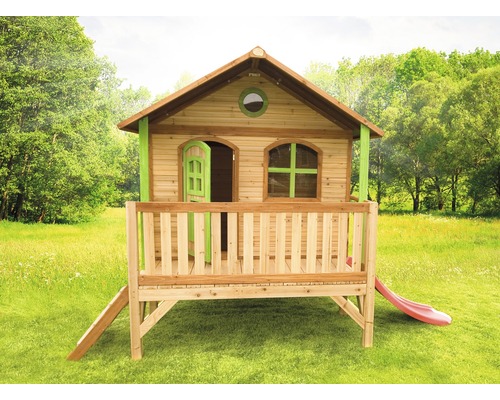 Dřevěný hrací domek se skluzavkou na zahradě