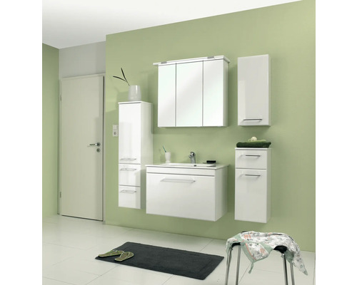 Moderní koupelna s bílým koupelnovým nábytkem a zrcadlovou závěsnou skříňkou.