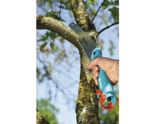 Osoba řeže větev ruční pilou Gardena