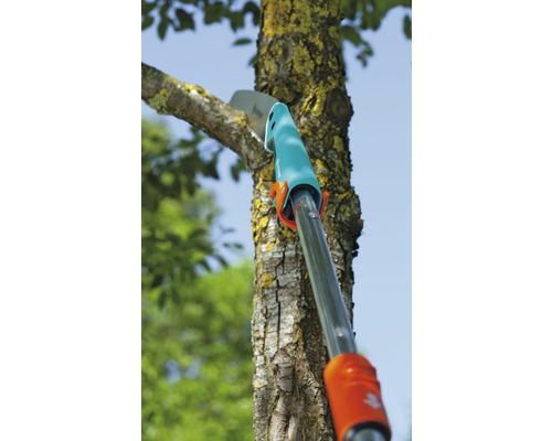 Pila na větve při řezání větve.