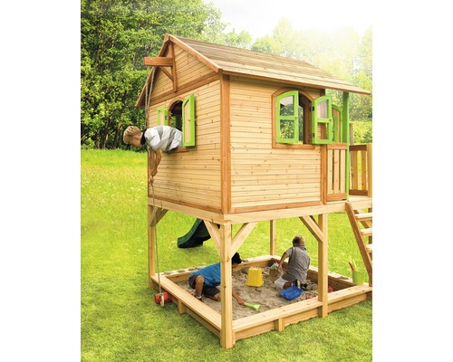 Hrací domek s pískovištěm a skluzavkou na zahradě
