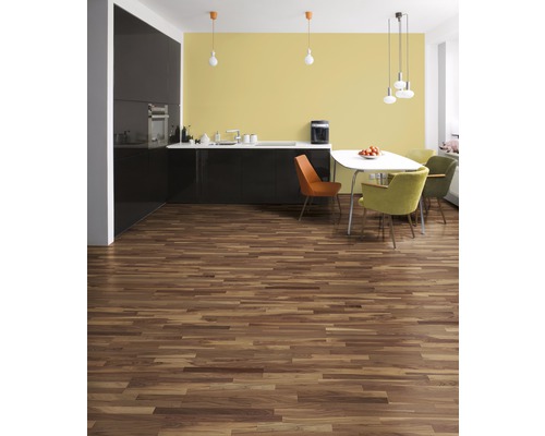 Moderní kuchyně s dřevěnou podlahou, jídelním stolem a židlemi