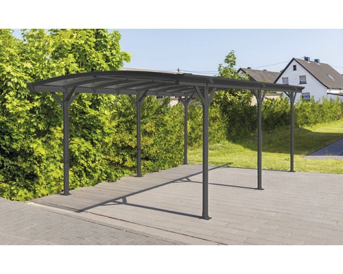 Volně stojící carport z hliníku a polykarbonátu v zahradě.