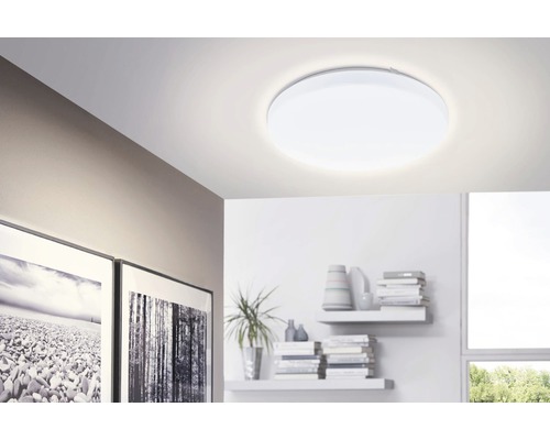 Osvětlené kulaté stropní svítidlo v světlém obývacím pokoji