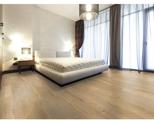 Ložnice s dvoulůžkem, nočním stolkem a závěsy