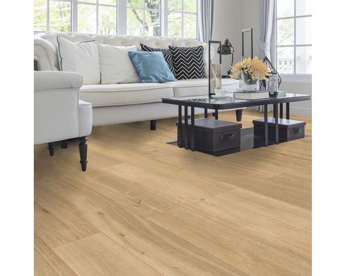 Obývací pokoj s laminátovou podlahou, pohovkou a konferenčním stolkem