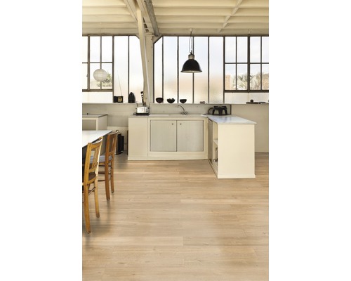 Světlá kuchyně s dřevěnou podlahou a velkými okny pro přirozené světlo