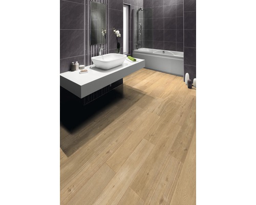 Světlá koupelna s dřevěnou podlahou, vanou a umyvadlem