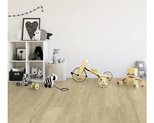 Dětský pokoj s laminátovou podlahou, regálem a hračkami.