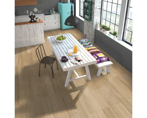 Světlá kuchyně s dřevěnou podlahou, jídelním stolem a lavicí s polštáři