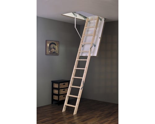 Výklopné dřevěné půdní schody v interiéru