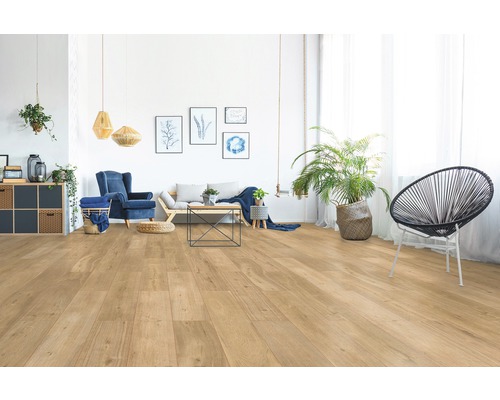 Světlý obývací pokoj s laminátovou podlahou, pohovkou, křeslem a dekorací