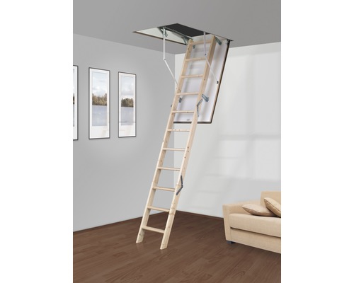 Rozložené dřevěné půdní schody v obývacím pokoji.