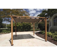 Dřevěná pergola s látkovou střechou v zahradě.