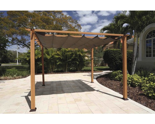 Dřevěná pergola s látkovou střechou v zahradě.