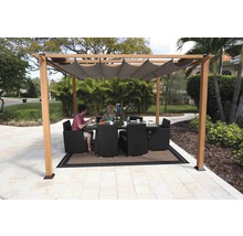 Dřevěná pergola s látkovou střechou, jídelní stůl a židle na zahradě.