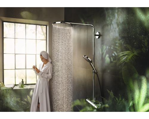 Sprcha s dešťovou hlavicí, ruční sprchou a ženou v županu