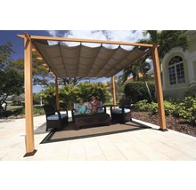 Dřevěná pergola se sluneční plachtou a posezením v zahradě