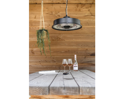 Scéna s terasovým ohřívačem, stolem, dvěma sklenicemi a lahví