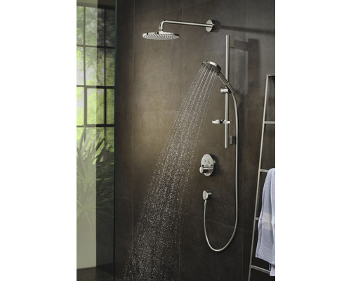 Koupelna se sprchovým systémem včetně hlavové sprchy, ruční sprchy a termostatické baterie
