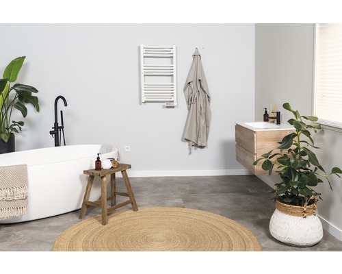 Koupelna s volně stojící vanou, umyvadlem a topným tělesem na ručníky