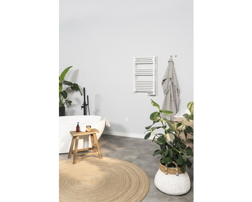 Koupelna s vanou, sušákem na ručníky a dekoracemi