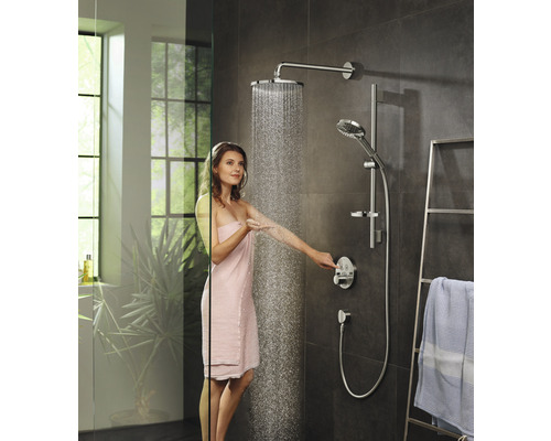 Žena ve sprše s hlavovou a ruční sprchou v koupelně