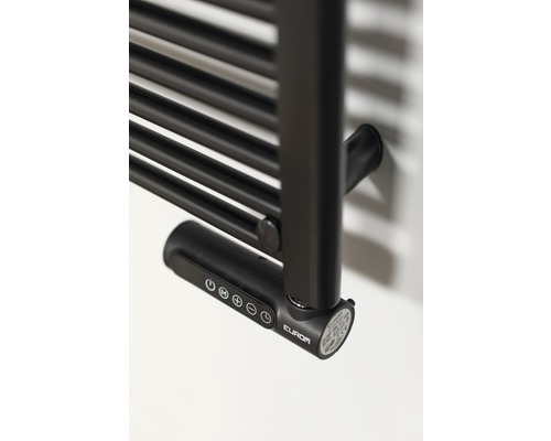 Detail černého radiátoru s elektrickým topným tělesem