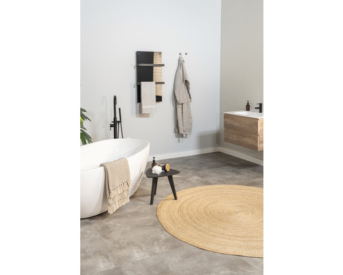 Koupelna s volně stojící vanou, ohřívačem ručníků, stoličkou a kulatým kobercem