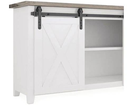 Bílý příborník s posuvnými dveřmi ve stylu stodoly a policemi
