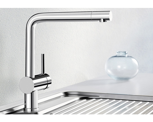 Kuchyňská vodovodní baterie z kovu na dřezu