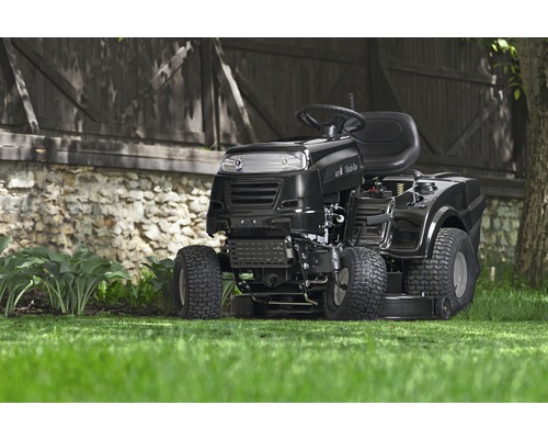 Zahradní traktor na trávníku