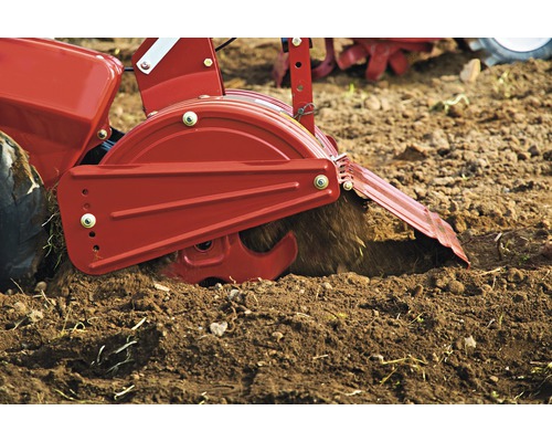 Zahradní kultivátor při práci na půdě