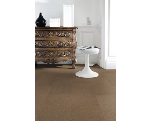 Obývací pokoj s korkovou podlahou, komodou a stoličkou.