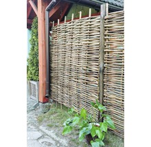 Zahrada s proutěným plotem jako ochranou soukromí