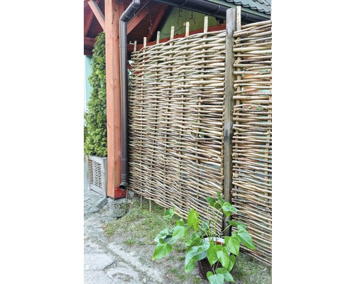 Zahrada s proutěným plotem jako ochranou soukromí