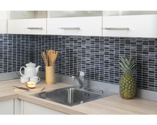 Kuchyňská scéna s umyvadlem, baterií, dlaždicemi a kuchyňským náčiním