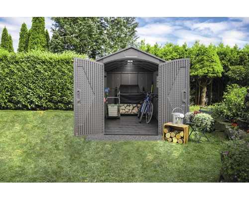 Otevřená kůlna na nářadí se zahradním nářadím na zahradě