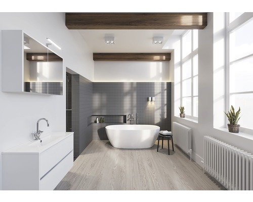 Světlá koupelna s vanou, umyvadlem a zrcadlem