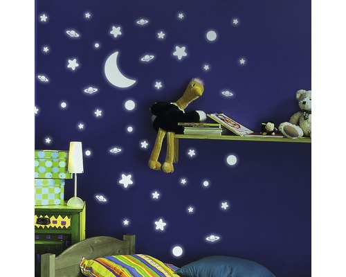 Dětský pokoj se samolepkami na zeď s vesmírnými motivy