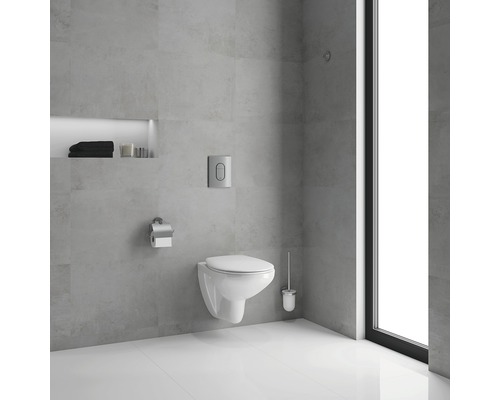 Moderní koupelna s nástěnnou toaletou, WC štětkou a splachovací nádržkou