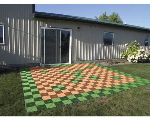 Položené terasové dlaždice ve vzoru šachovnice před budovou