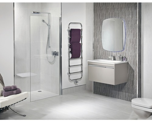 Moderní koupelna se sprchou, ohřívačem ručníků, umyvadlem a zrcadlem