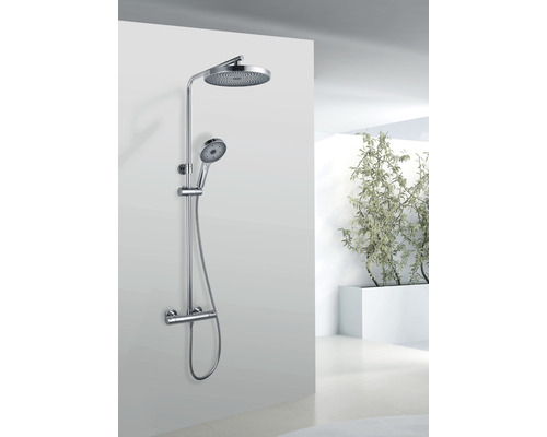 Sprchový systém s hlavovou a ruční sprchou v koupelně