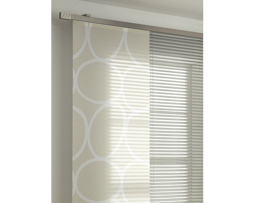 Posuvný závěs s geometrickým vzorem a žaluzie pro dekoraci okna.
