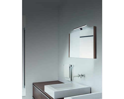 Moderní koupelna se zrcadlem, umyvadlem a LED světlem