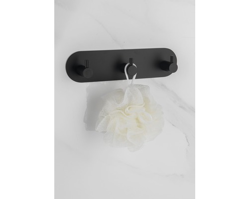 Černá koupelnová lišta s háčky se třemi háčky a koupelovou houbou