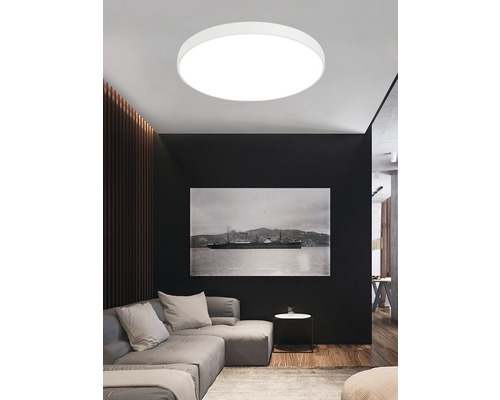 Moderní obývací pokoj s kulatým stropním svítidlem