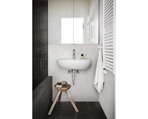 Koupelna s umyvadlem, zrcadlem, radiátorem na ručníky a stoličkou