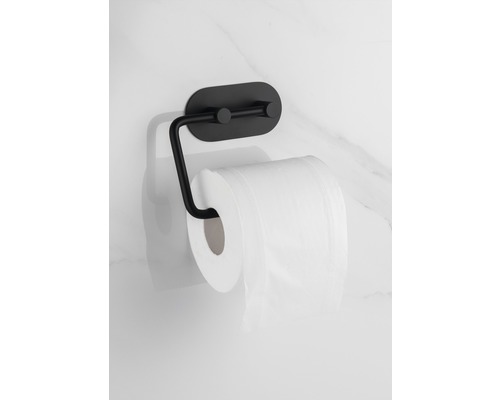 Černý držák toaletního papíru s rolí toaletního papíru na zdi